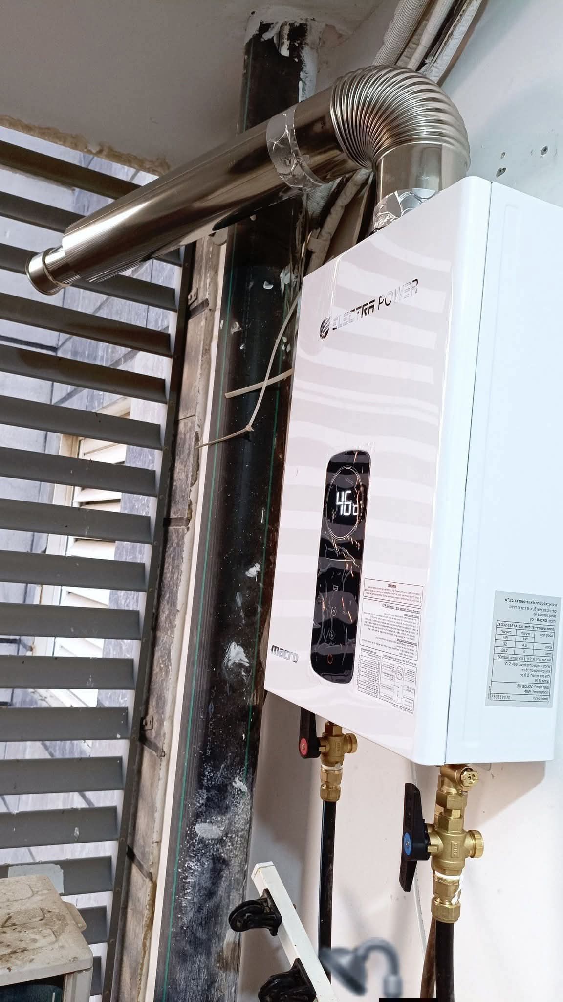 מחמם מים על גז עם צינור פליטה שהותקן במרפסת שירות